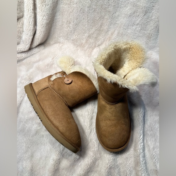 UGG Shoes - Ugg Bailey Botton womens size 5